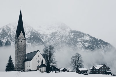 雪山附近房屋及大教堂鸟瞰摄影